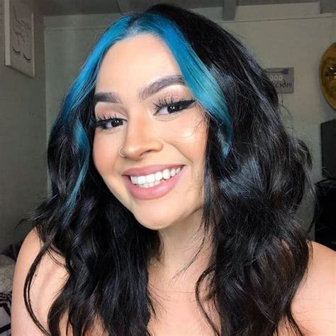 cabelos com mechas azul